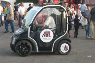 Voiture électrique - sans permis - sans entretien - autonomie 80 km.