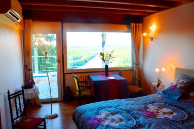 Mr Christian BOURION
La chambre avec lit à vérins hydrauliques, frigo et four à micro-onde