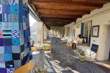 (c) LES VOLETS BLEUS