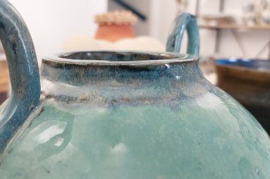 (c) LES VOLETS BLEUS