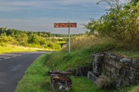 Un panneau en bord de route annonçant la route touristique des Côtes de Toul.