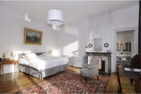 Une chambre à l'intérieur de la chambre d'hôtes du chateau de Martigny