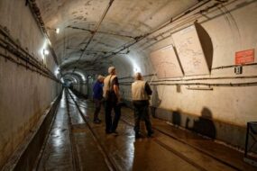 Des personnes dans les galeries du fort de Fermont, ouvrage de la ligne Maginot, en Meurthe-et-Moselle