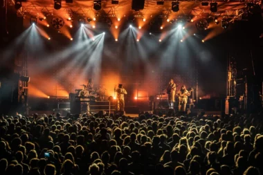 Scène de concert Le Chapiteau lors du festival Nancy Jazz Pulsations. Une foule importante assiste à un concert, dans la nuit.