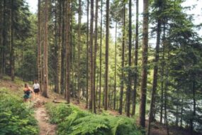 Deux femmes en randonnée sur le tour du lac de Pierre-Percée en Meurthe-et-Moselle dans la forêt de Badonviller.