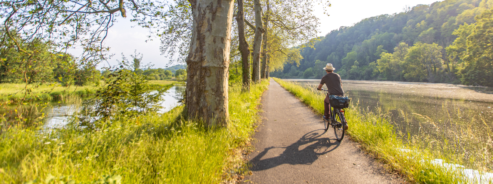 cyclotouriste sur la véloroute La Voie Bleue en meurthe et moselle au bord de l'eau